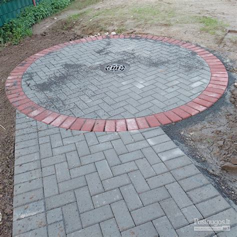 raudonų betoninių trinkelių danga kieme