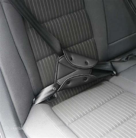 BMW E60 salono interjeras su akcentu ant saugos diržo apdailos