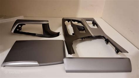 Nuotrauka su įvairiomis BMW E60 salono apdailos detalėmis