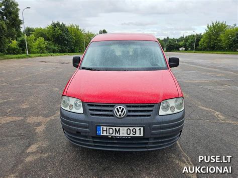 Automobilis su įvairiais defektais