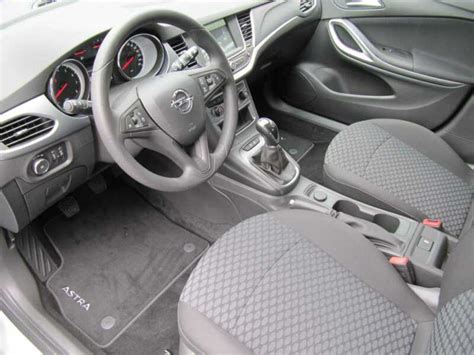 Opel Astra H automobilio interjeras su įjungtu kondicionieriumi