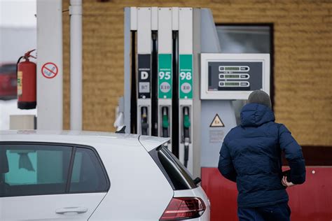 Degalinė ir automobiliai