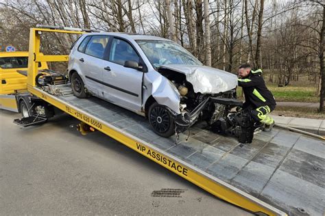 Tris automobilius susidūrimas