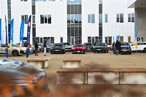 Automobilis parkuojasi atbulomis tarp dviejų kitų automobilių