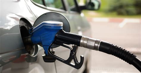 Simbolinis vaizdas, kaip supilti netinkami degalai į automobilio baką