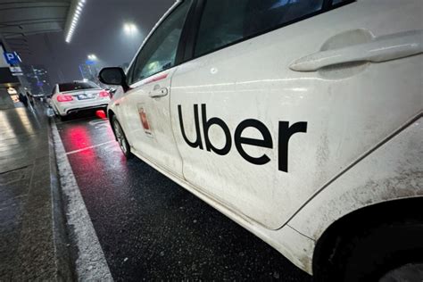 Uber vairuotojas dirbantis mieste