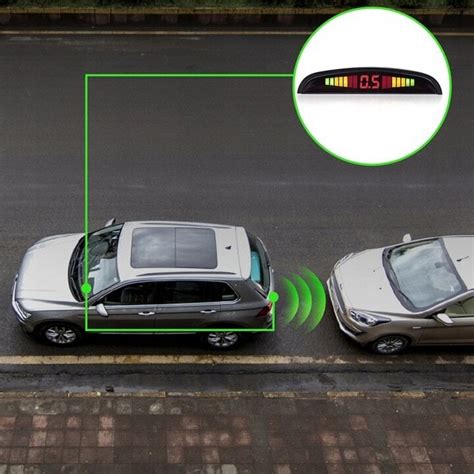 Nuotrauka, vaizduojanti Volvo automobilį su švariais parkavimo jutikliais ant bamperio