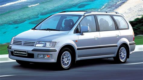 Nuotrauka su įvairiomis Mitsubishi Space Wagon detalėmis