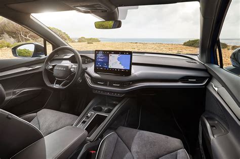 Skoda automobilio interjeras su sumontuotu multimedia įrenginiu