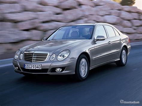 Mercedes-Benz E Klasė W211 variklio skyrius