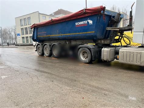 Sunkvežimis ir motociklas avarijos vietoje Šiauliuose