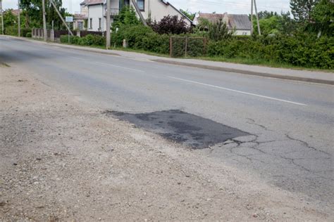 Kelio duobė su pažeistu ratlankiu