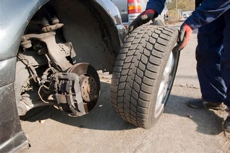 Procesas keičiant automobilio ratų guolį