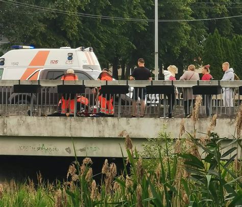 apsivertęs traktoriukas ant tilto