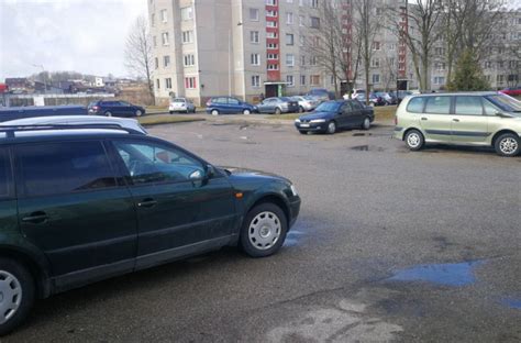 Nenaudojami automobiliai daugiabučių kiemuose
