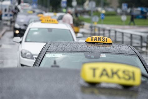 Taksi automobilio priekis su taksi ženklu