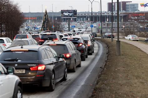 Didelis automobilių srautas Lietuvos didmiesčio gatvėse