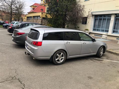 Infografika, vaizduojanti Honda Accord 7gen priekinio stiklo keitimo etapus.