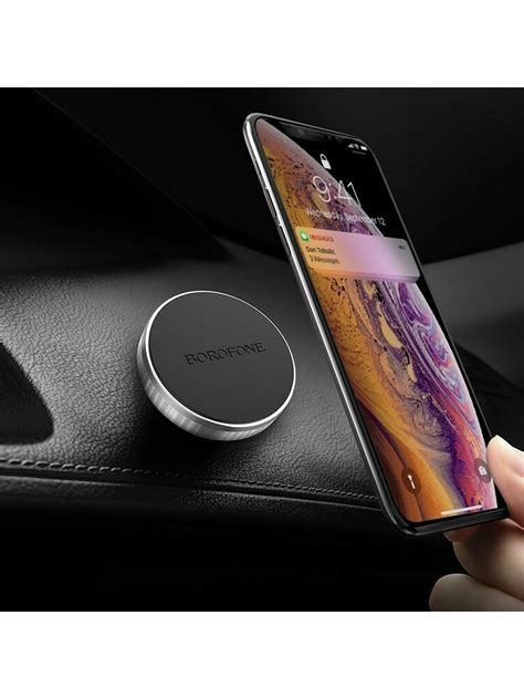 Automobilio mobiliojo telefono laikiklis pritvirtintas ant prietaisų skydelio