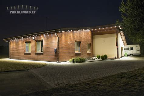 nuotrauka, demonstruojanti plačiai atsidarančias izoterminio kėbulo duris ir LED apšvietimą