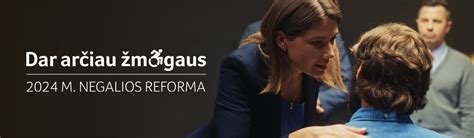 Asmuo dirbantis su maistu virtuvėje