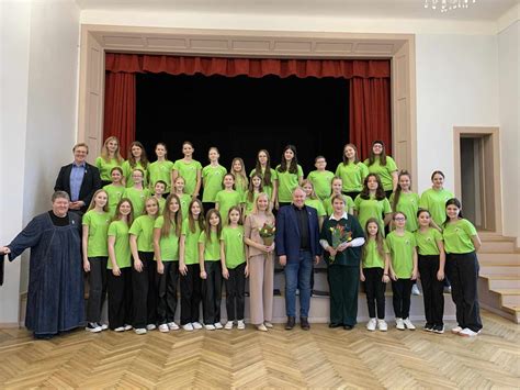 Vaikai, dainuojantys ir šokantys mokyklos šventėje
