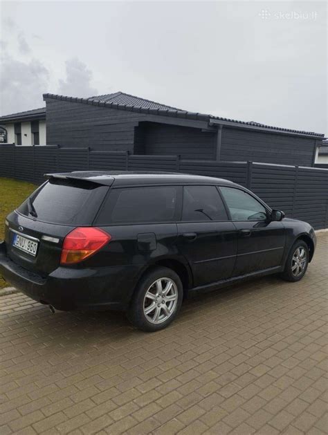 Subaru Legacy automobilis su skirtingais ratlankiais