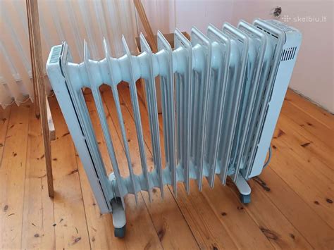 Pažeistas automobilio radiatorius su matomais įtrūkimais