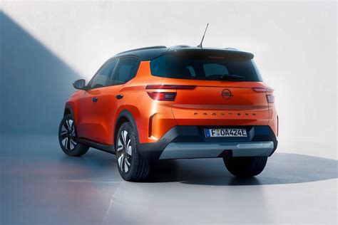 Nuotrauka su lipduku ant Opel Frontera durelių staktos, nurodančiu padangų dydį