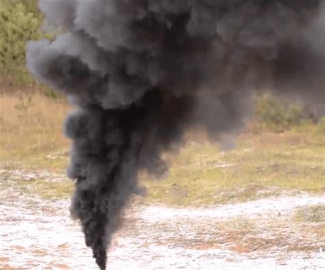 juodi dūmai iš automobilio duslintuvo