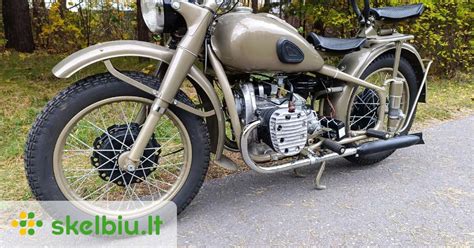 Motociklas su lenktynių atributika