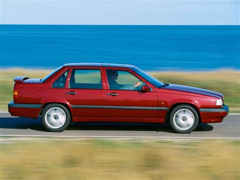 Volvo 850 su skirtingais ratlankiais