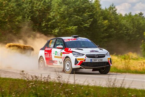„Rally4“ klasės automobilis trasoje