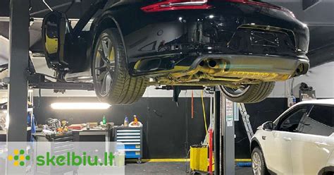 Autoserviso meistras tikrina sankabos sistemą