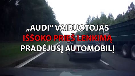 Vairuotojas patikrina aplinką prieš važiuodamas atbulomis