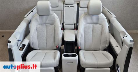Hyundai Trajet salonas su išimtomis sėdynėmis