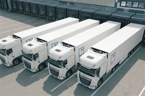 Logistikos įmonės sunkvežimis su GPS sekimo įrenginiu