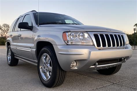 Vaizdas su įvairiais Jeep Grand Cherokee 2004 m. modeliais