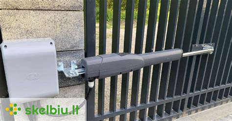 Nuotrauka, vaizduojanti vartų užraktą su automatika