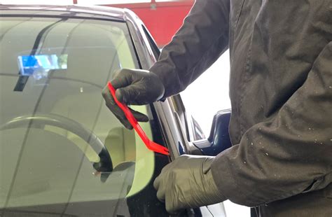Reikalingi įrankiai Opel Zafira veidrodėlio stiklo keitimui
