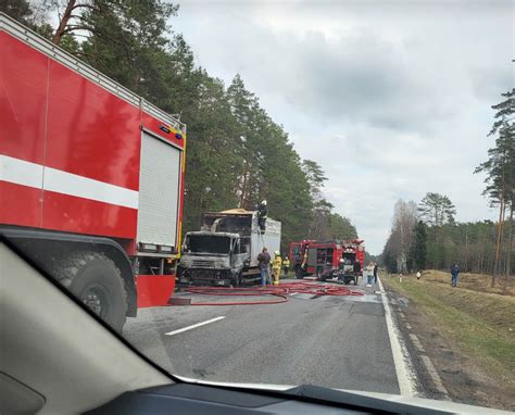 Didelis sunkvežimis kelyje