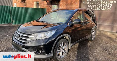 Automobilių dalių parduotuvės vitrina su Honda dalimis