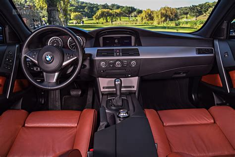 BMW E60 salonas su prietaisų skydeliu