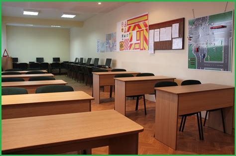 Mokymo klasė su lenta ir kėdėmis
