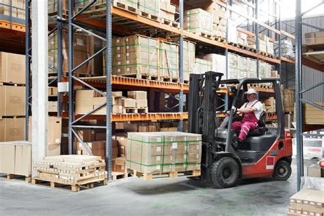 Sandėlio su krautuvais nuotrauka