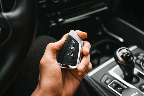 Vieta automobilyje, kur galima priglausti išsikrovusį raktelį