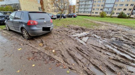 Automobiliai parkuojami ant vejos prie daugiabučių Šiauliuose