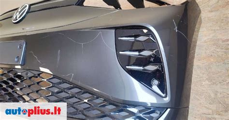 Juodų automobilių bamperių atnaujinimas