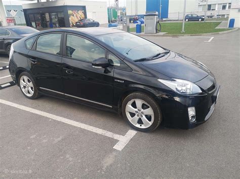 Toyota Prius bagažinės atidarymas su išsikrovusiu akumuliatoriumi