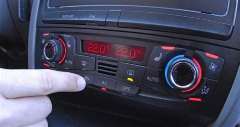 Saab 9-3 automobilio interjeras su veikiančia klimato kontrole